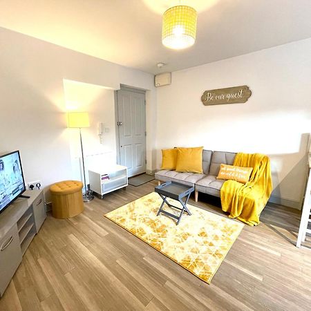 Stylish Cosy And Bright Apartment - Fantastic Location - Perfect For Business Or Solo Travellers Bishop’s Stortford Exterior foto