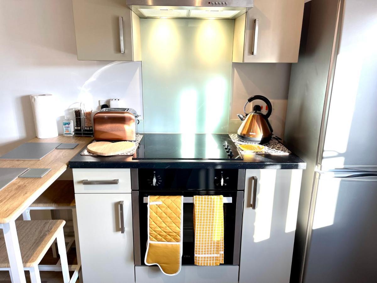 Stylish Cosy And Bright Apartment - Fantastic Location - Perfect For Business Or Solo Travellers Bishop’s Stortford Exterior foto
